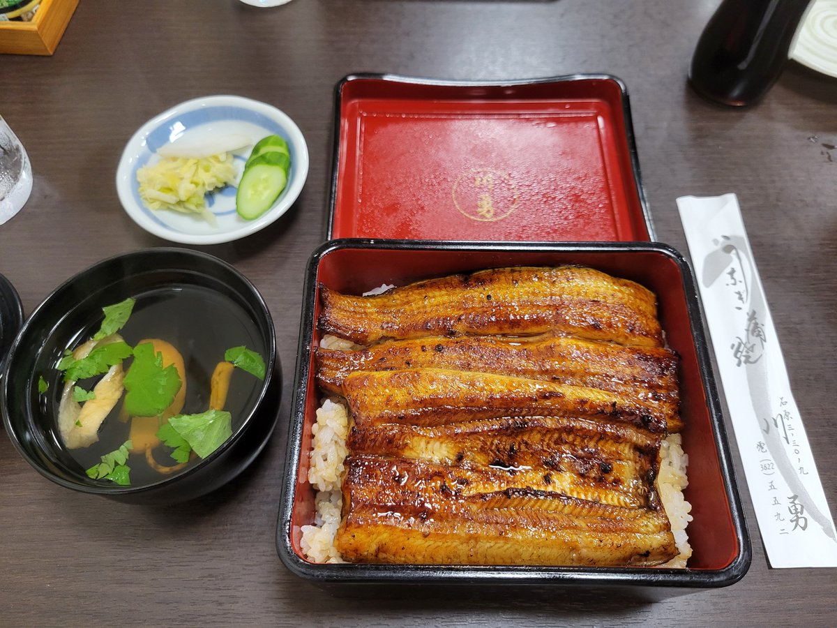 mmnrrnr's tweet photo. 土用の丑の日で鰻を食べに行きました。
妻は鰻が苦手のため玉子丼です。
待っている間に焼き鳥をタレで…鰻の美味しい店は焼き鳥もお薦めと聞いたのですがとても美味しかったです😋
比較的に曇っていましたが暑かった…。
帰ったら🐢さん達の水替えだ😁
#鰻
#土用の丑の日 https://t.co/RP7DKk1qoN
