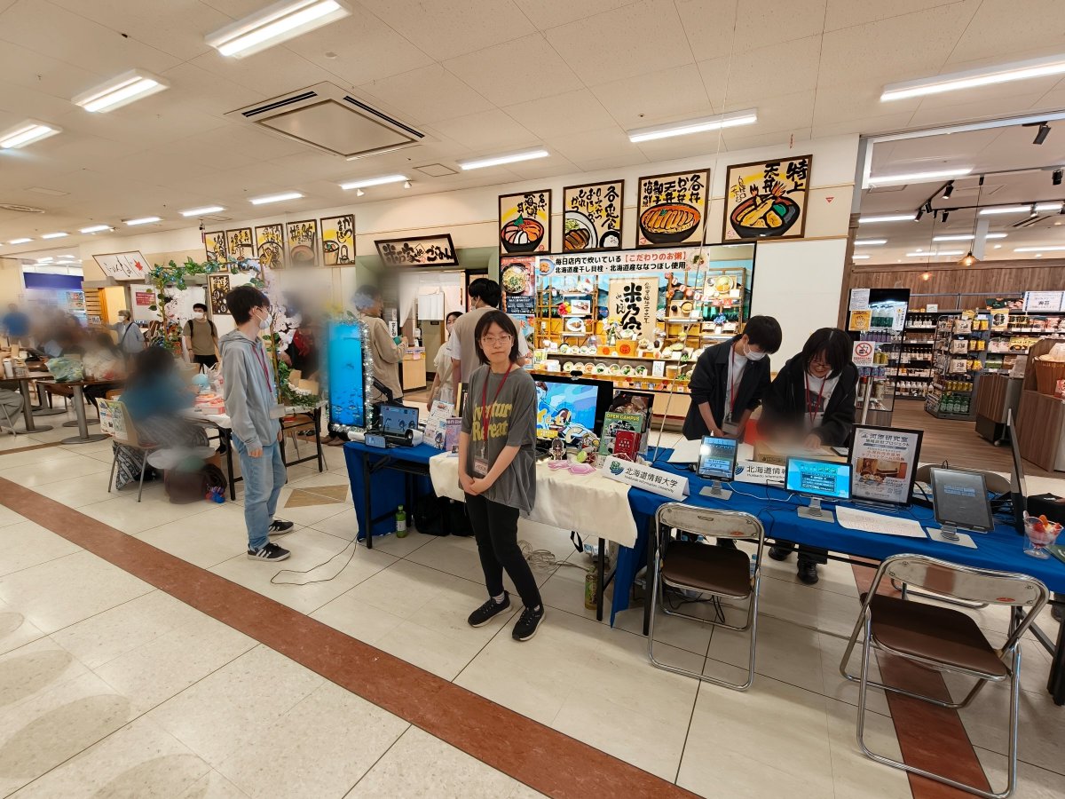 Media_HIU's tweet photo. イオン江別店との連携第一弾である「ゲーム＆ワークショップ」展示、行ってきました。通路での展示でかなり賑わっていました。試遊していただいた方々、ありがとうございました。学生も楽しそうでした。（やすだ）
#johodai https://t.co/PsIyWr9z1n