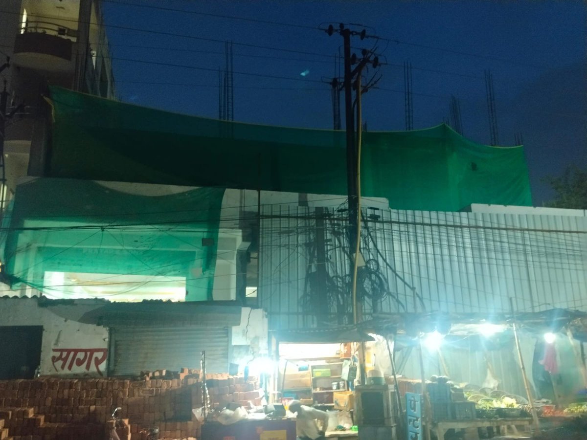 ShankarShave's tweet photo. @lkopolice @LkoDevAuthority @AdminLKO @CMOfficeUP Lucknow

*जोन 6 टिकैत राय तालाब के बगल वाली बिल्डिंग में LDA के कौन-कौन से नियम टूटेZone-6, के क्षेत्र में बन रही इस बिल्डिंग में देखिए नियमों की धज्जियां https://t.co/Id5GoEtdTX