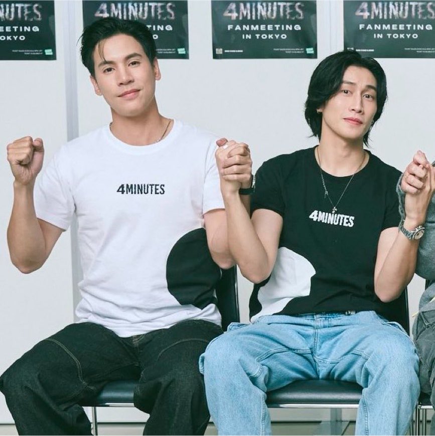 Dfsoul4you's tweet photo. jesbible, please never stop holding each other's hands. yalls look so right doing it <3 https://t.co/ktVp5VnQJH