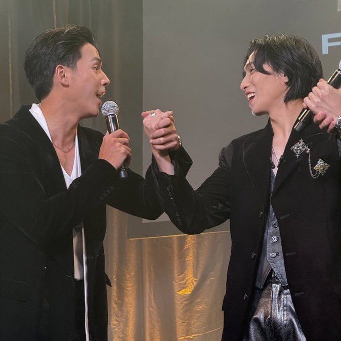 Dfsoul4you's tweet photo. jesbible, please never stop holding each other's hands. yalls look so right doing it <3 https://t.co/ktVp5VnQJH