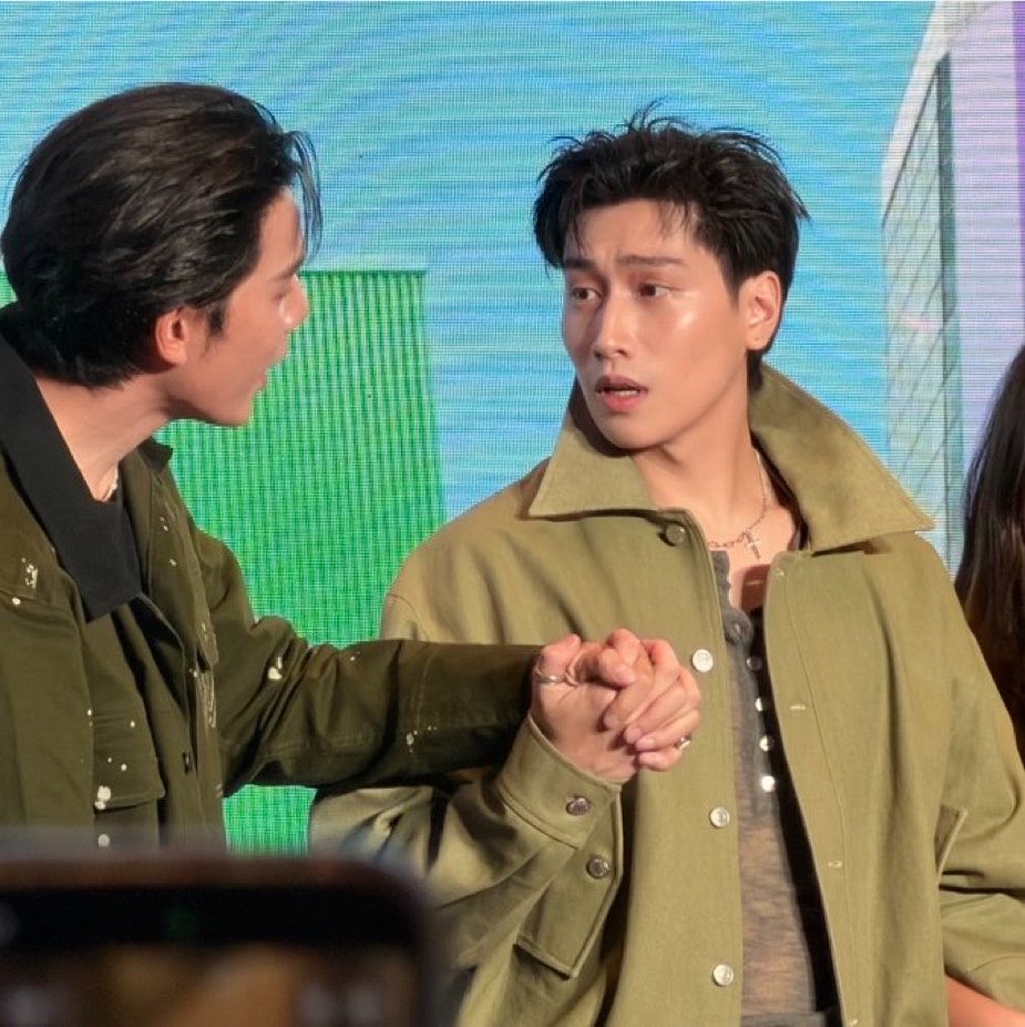 Dfsoul4you's tweet photo. jesbible, please never stop holding each other's hands. yalls look so right doing it <3 https://t.co/ktVp5VnQJH