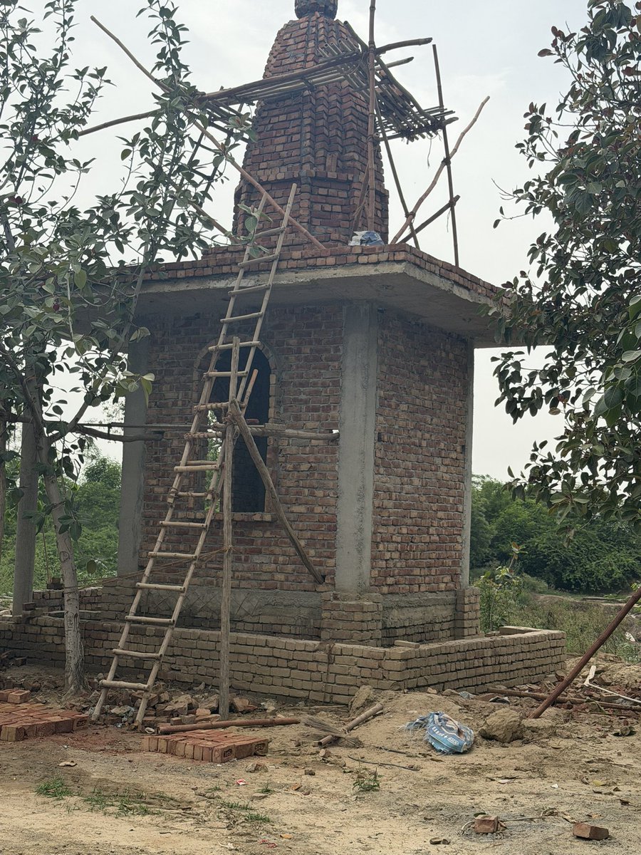 sumitdeswal5's tweet photo. Today, by the grace of Shri Balaji Maharaj, the Kalash Sthapana and Dhwaja Arohan have been successfully completed. With the blessings of the Almighty and the unwavering support of everyone, the temple construction is progressing steadily.
🚩 Jai Shri Balaji Maharaj 🚩 https://t.co/L64bsvijxA