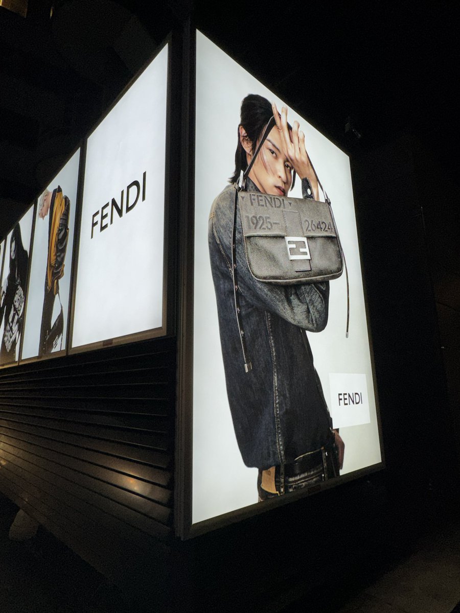 8hachan_meme8's tweet photo. FENDIバゲットグローバルキャンペーン めめOOH⑤
📍 JPR原宿ビル横

ここも初めての場所！
L字型になってて通り沿いはめめソロカットがドンっと掲出されてるし、側面かアンバサダーの並びになってるのが素敵でした✨️
#Fendi #FendiFW26  #目黒蓮 #RenMeguro https://t.co/GHx4IYEJ5F