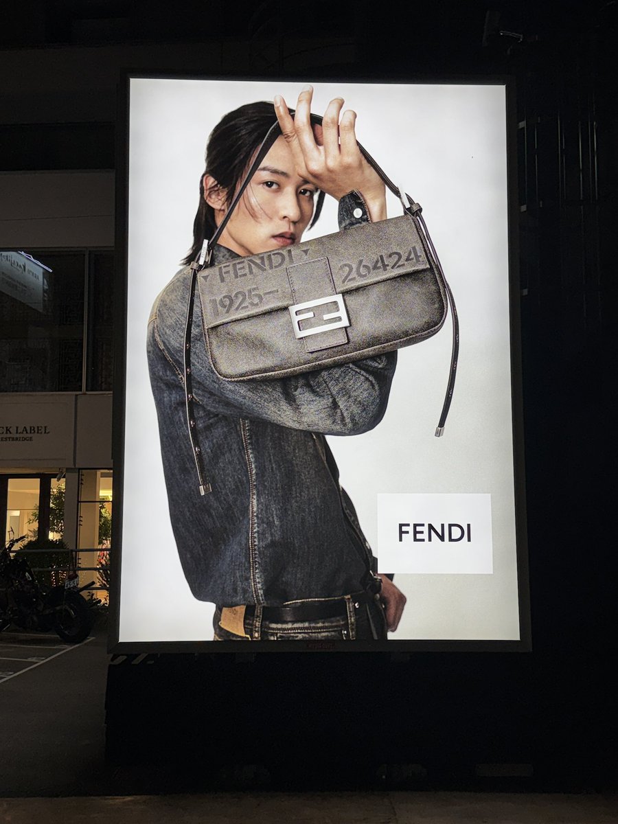 8hachan_meme8's tweet photo. FENDIバゲットグローバルキャンペーン めめOOH⑤
📍 JPR原宿ビル横

ここも初めての場所！
L字型になってて通り沿いはめめソロカットがドンっと掲出されてるし、側面かアンバサダーの並びになってるのが素敵でした✨️
#Fendi #FendiFW26  #目黒蓮 #RenMeguro https://t.co/GHx4IYEJ5F