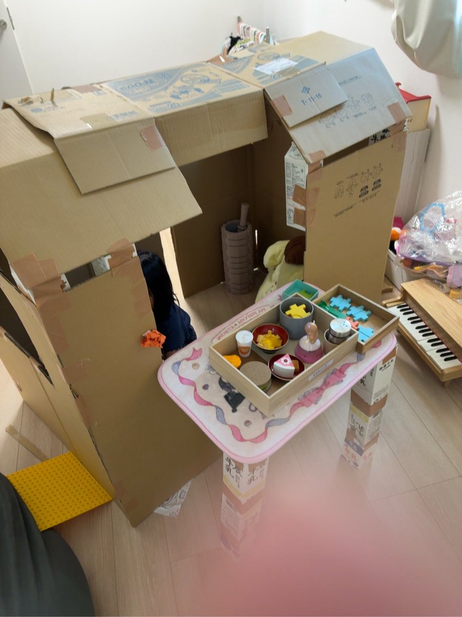 taruchin1's tweet photo. 段ボールハウス作り。リメイクシートたいぎすぎて屋根は布。地味にお金かかるな、、、 https://t.co/BrXuK0G7Yp