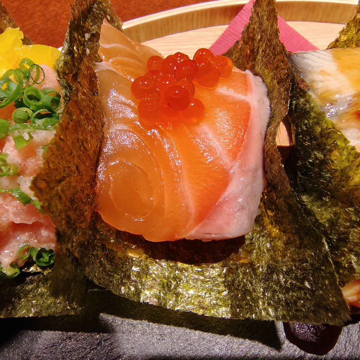 tcckarate's tweet photo. 魚秀～UOHIDE～堺東店⁡
⁡おちょこ丼＆手巻き10種⁡
⁡⁡
⁡前から食べたいと思っていたところだったので、やっと行けて嬉しいです⁡。⁡
⁡今日は予約席で満席だったところ、一人でいたので、なんとかすり抜けて入ることができました⁡。⁡
丼メニューは、おちょこの中に入ってて、 https://t.co/J4dUPTyOHB