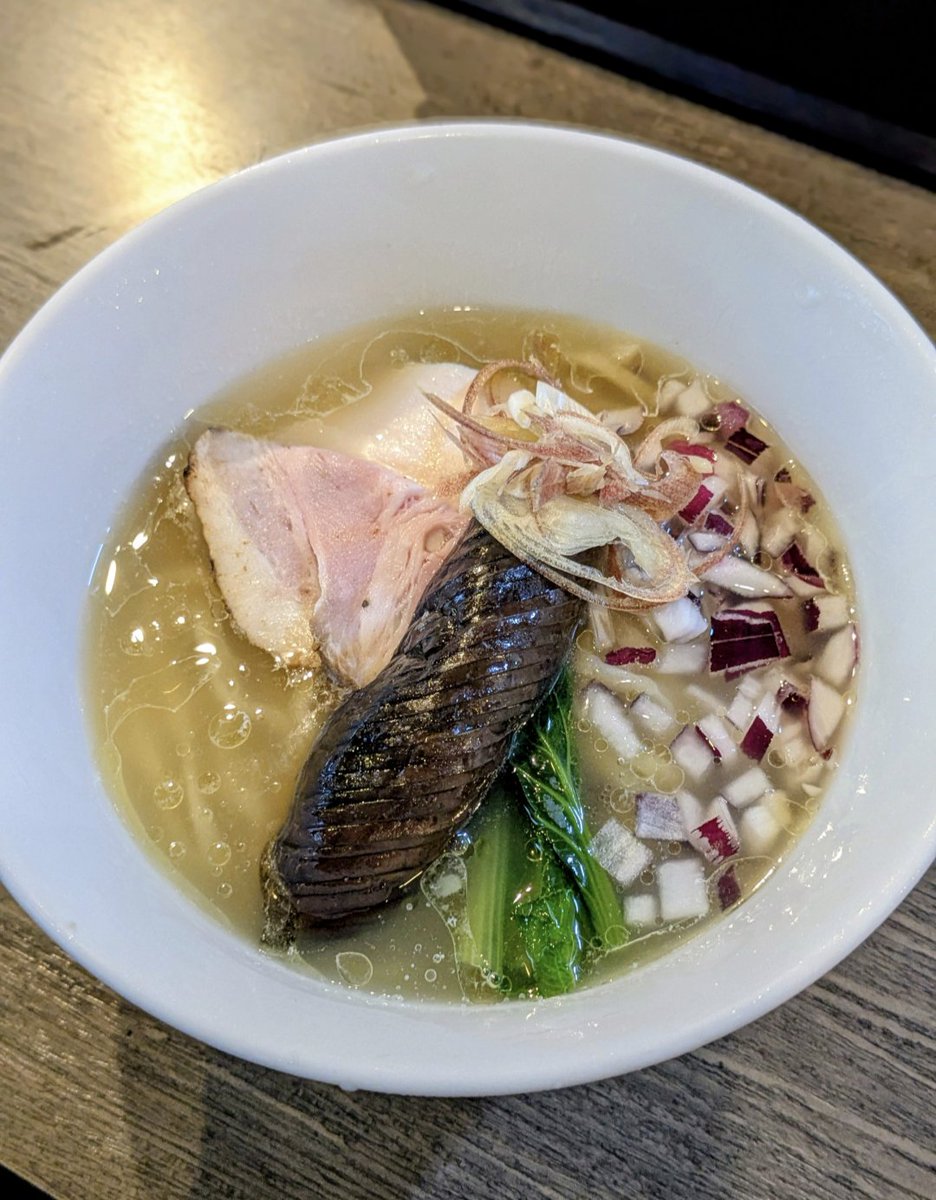 eddy6486975's tweet photo. 【らーめん 楓】
ナスの揚げ浸し冷やしらーめん(塩)

いりこの旨みがじんわり広がる上品な冷製スープ✨
冷水で締められた手もみ麺は、コシがありスープとの相性も抜群💕

主役のクボタ茄子🍆は、とろけるような食感で揚げ浸しならではの旨みがたっぷり🤤

茗荷も良きアクセントで、暑い日にぴったりの、最後まで大満足の一杯🍜

めちゃくちゃ美味しかったです♡
ｺﾞﾁｿ━(人 'ч'｡)━ｻﾏｯ❣️