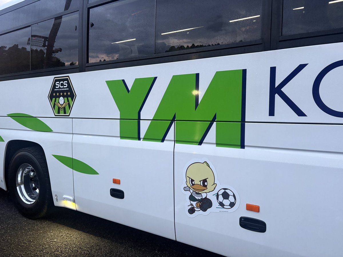0731aoki_h's tweet photo. 沼津との試合は２-３となりました。

新しい練習場で愛川町のみなさんへの
感謝も込めた一戦でしたが、悔しい結果に。

百年構想リーグからの課題として
自陣での守備とカウンター時の対応は
引き続き改善ポイントとなりそうです。

ただ、強みである“エナじる”ハイプレスと
セットプレーでの得点力を見せられた1試合となりました！

新戦力���アグレッシブなプレーに
スタンドが沸くシーンも🔥

8月1日の天皇杯予選が
さらに楽しみです⚽️

ご来場のみなさま応援お疲れ様でした☺︎

こちらはスポンサーの
山口自動車株式会社様のバス🚌
ガミティ仕様になっていました🐥✨