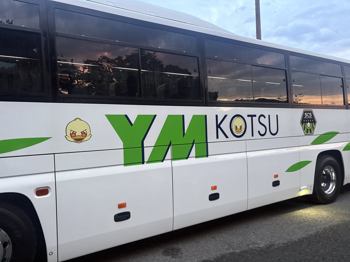 0731aoki_h's tweet photo. 沼津との試合は２-３となりました。

新しい練習場で愛川町のみなさんへの
感謝も込めた一戦でしたが、悔しい結果に。

百年構想リーグからの課題として
自陣での守備とカウンター時の対応は
引き続き改善ポイントとなりそうです。

ただ、強みである“エナじる”ハイプレスと
セットプレーでの得点力を見せられた1試合となりました！

新戦力���アグレッシブなプレーに
スタンドが沸くシーンも🔥

8月1日の天皇杯予選が
さらに楽しみです⚽️

ご来場のみなさま応援お疲れ様でした☺︎

こちらはスポンサーの
山口自動車株式会社様のバス🚌
ガミティ仕様になっていました🐥✨