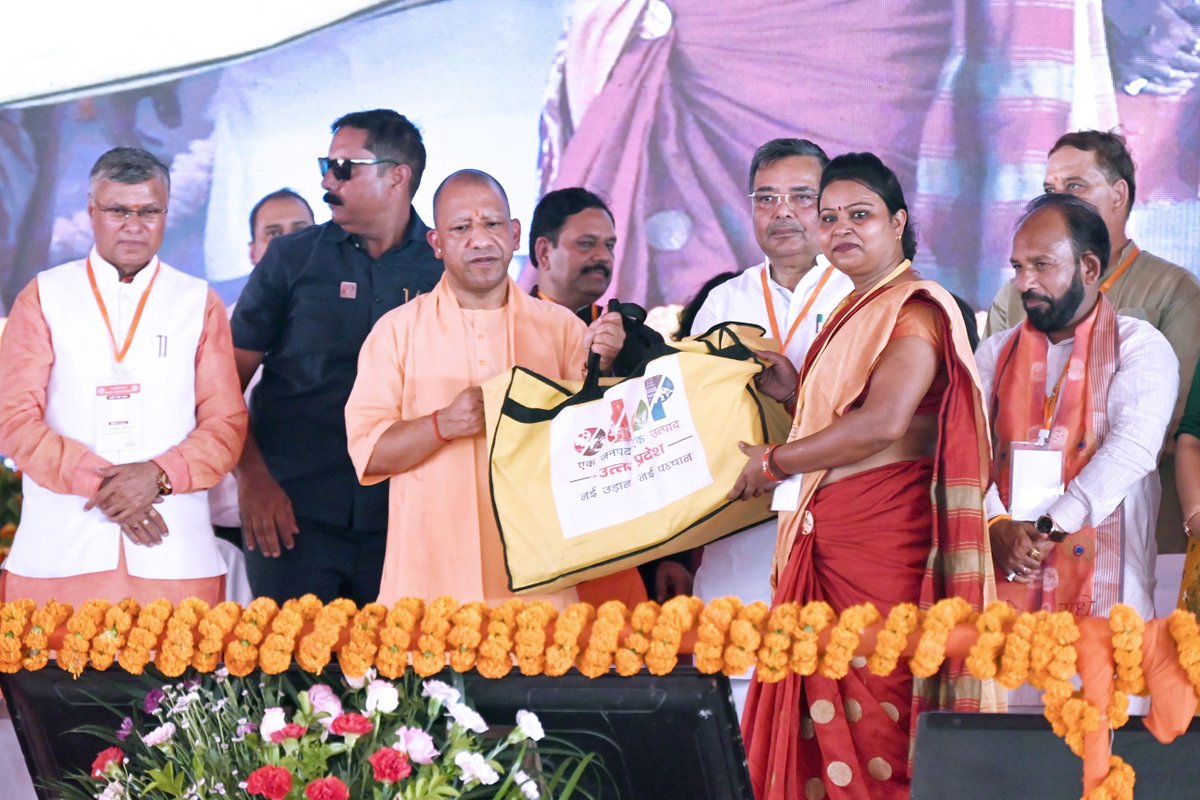 myogiadityanath's tweet photo. मयन और च्यवन ऋषि की कृपाभूमि जनपद मैनपुरी के करहल एवं मैनपुरी विधान सभा क्षेत्रों में आज ₹682 करोड़ से अधिक लागत की 111 विकास परियोजनाओं का लोकार्पण व शिलान्यास किया।

इस अवसर पर विभिन्न जन-कल्याणकारी योजनाओं के लाभार्थियों को चेक, स्वीकृति-पत्र, टूलकिट, आवास की चाबी, लैपटॉप एवं आयुष्मान कार्ड भी प्रदान किए गए।

डबल इंजन सरकार में मैनपुरी विकास एवं समृद्धि के नए प्रतिमान स्थापित करते हुए निरंतर प्रगति के पथ पर अग्रसर है।

सभी लाभार्थियों एवं जनपद वासियों को हार्दिक बधाई।