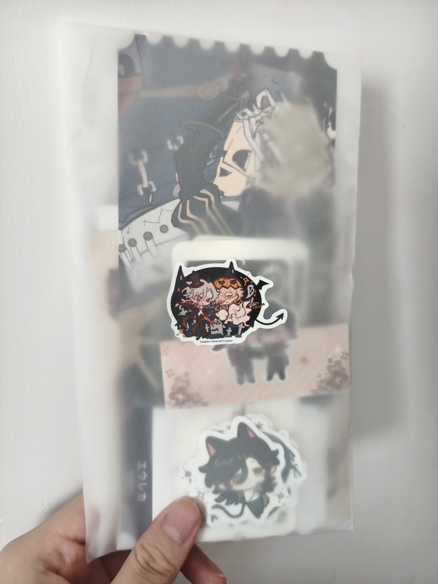 zjun2222's tweet photo. 要去展子给大家发这些好让人紧张啊……说实话真的发的完吗？？产产的热度让人紧张，线下见面也好让人紧张…好想带着口罩捂着脸去啊… https://t.co/TX6tjhZKCi