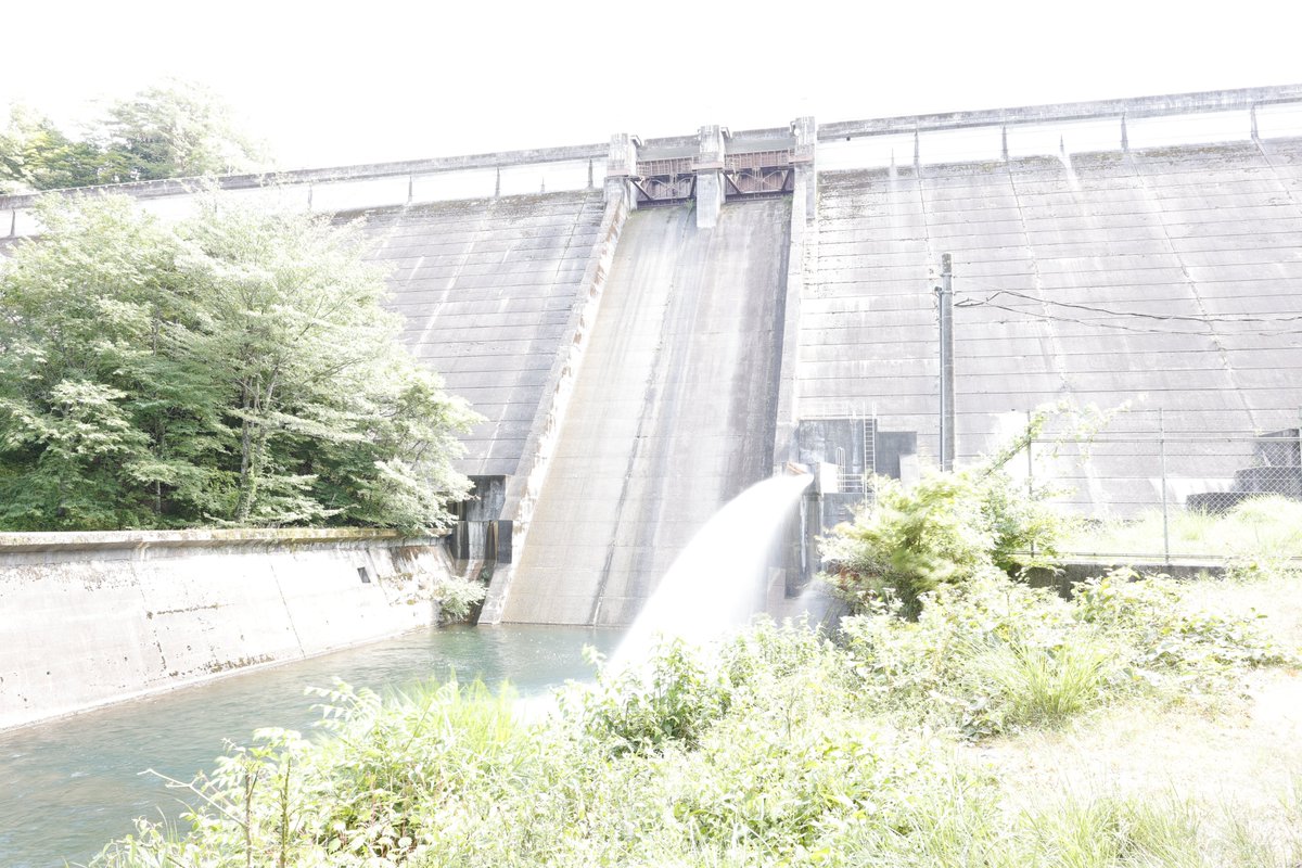 mokage37's tweet photo. 黒田ダムで放流してたので三脚使って撮影速度変えてみた
確かに撮影速度上げてくほど放流の躍動感？はでてくるが明るくなりすぎてるのが反省点
カメラって難しくて面白いな！ https://t.co/1WaaQsLlzO