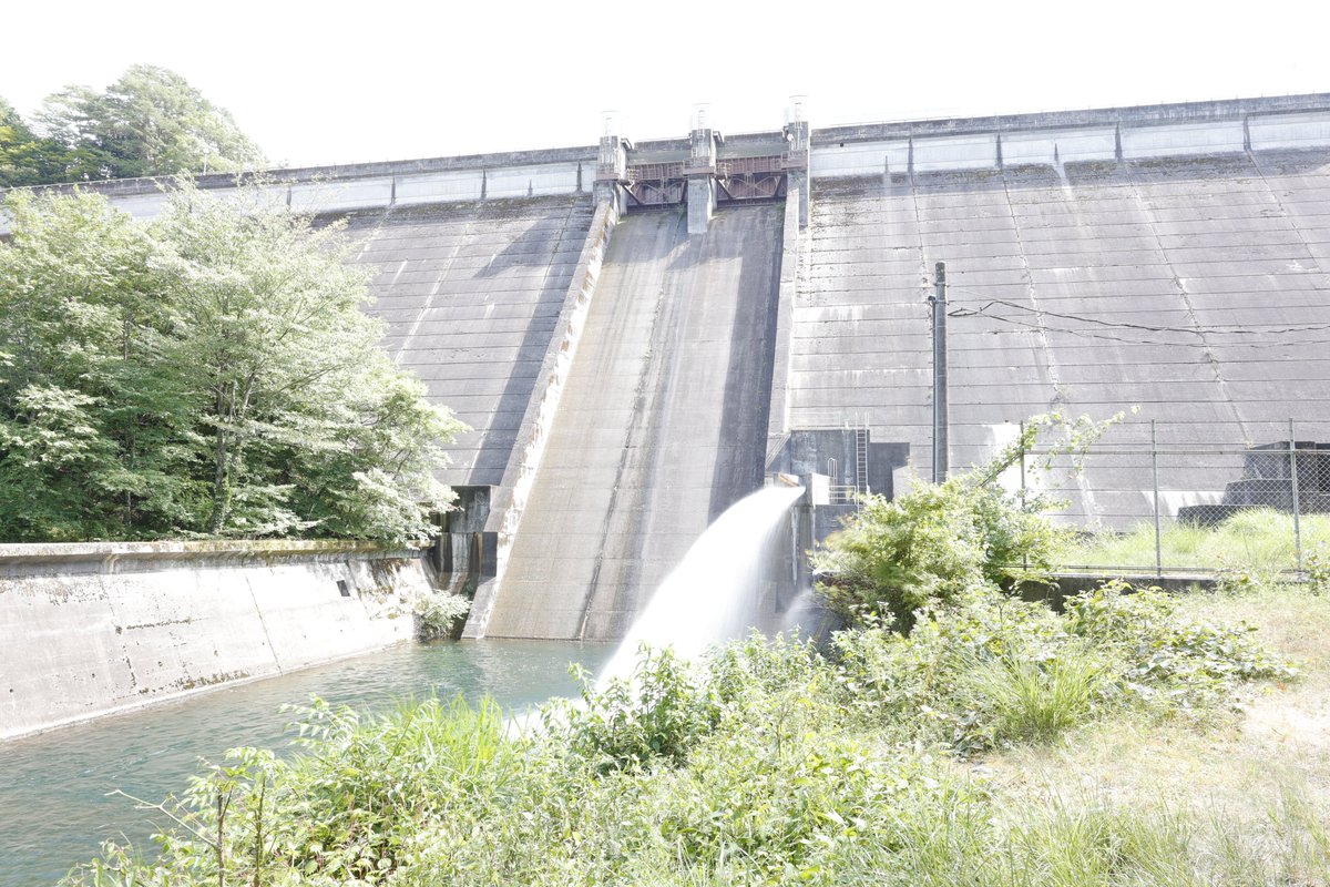 mokage37's tweet photo. 黒田ダムで放流してたので三脚使って撮影速度変えてみた
確かに撮影速度上げてくほど放流の躍動感？はでてくるが明るくなりすぎてるのが反省点
カメラって難しくて面白いな！ https://t.co/1WaaQsLlzO