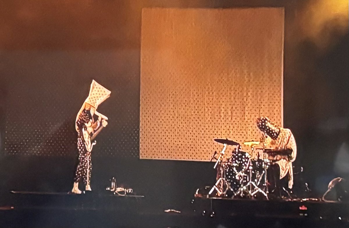 kikix25's tweet photo. Angine De Poitrine ライブで見ると凄まじいな。さながらポストロック版White Stripes。カブリもので視界不良なのに。
#フジロック　#フジロック配信 https://t.co/jPMQwoywq9