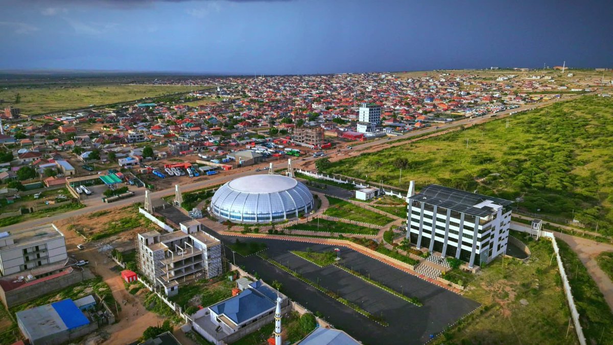 Asmali77's tweet photo. Breathtaking views. Incredible infrastructure. Transformative leadership. This is Jigjiga, Ethiopia 🇪🇹.  President @Mustafe_M_Omer is doing an excellent service to the people of this region. This is what servant leadership looks like. https://t.co/zarqnWxkif