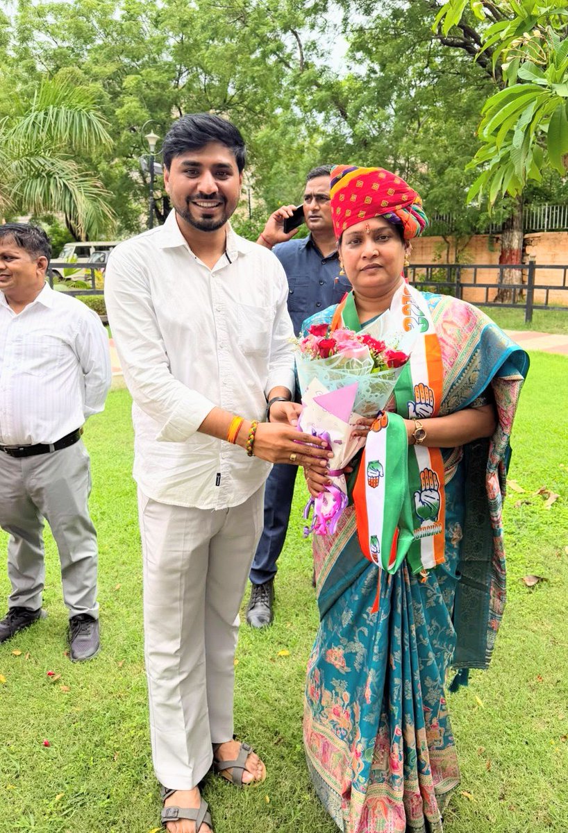 JnvuKadela's tweet photo. भोपालगढ़ विधायक एवं जोधपुर देहात जिला कांग्रेस कमेटी अध्यक्ष श्रीमती गीता बरवड़ जी को जन्मदिन के अवसर पर मिलकर जन्मदिन की हार्दिक बधाई एवं शुभकामनाए दी!

ईश्वर से आपके उत्तम स्वास्थ्य, सुदीर्घ एवं खुशहाल जीवन की मंगलकामना करते हैं।
@GeetaBarwar https://t.co/1o7UsL0HdJ