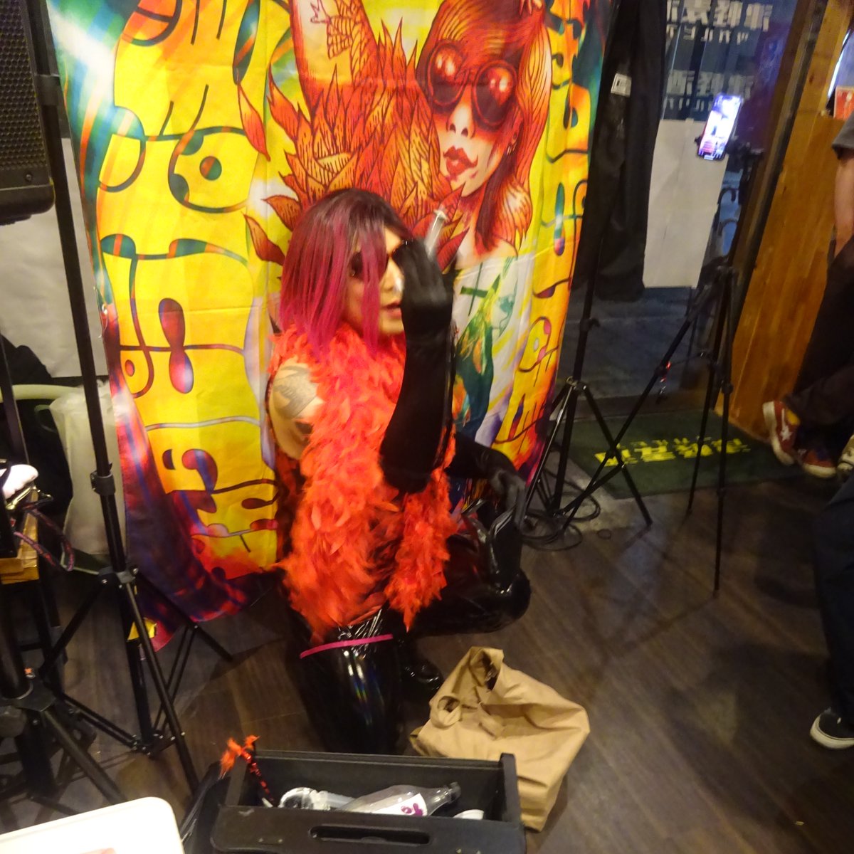 kns_one's tweet photo. 二人目は、初めて拝見するキャタピラなぎささん。一体どんな歌を歌う方なんだろう、と思っていたら、まさかの歌わない。
その代わり、濃密かつトリッキーな宴会芸的パフォーマンスをたっぷりと見せてくださいました。
初見でもう虜。
写真は「SAY YES」の曲とともに注射器を取り出すキャタピラさん。 https://t.co/4ie8vo5DJ3