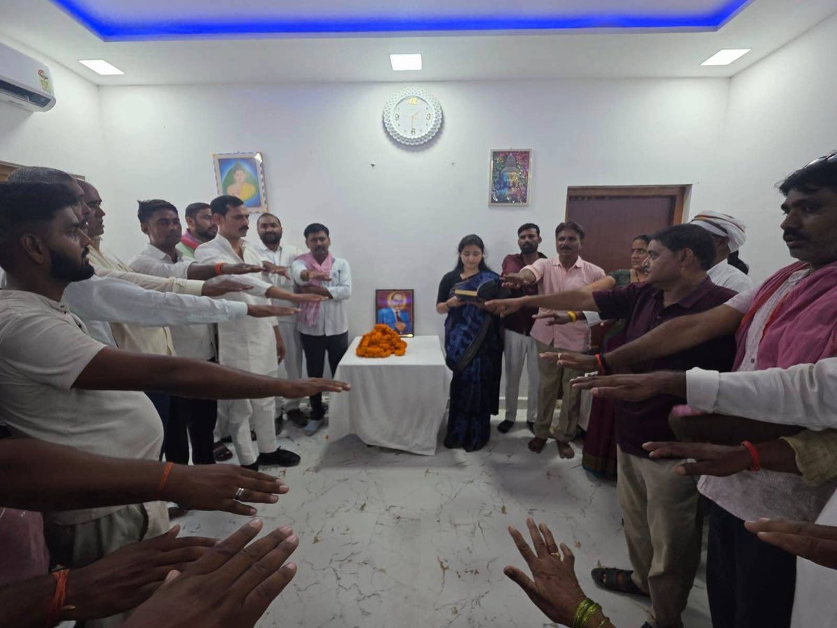 sonker_ragini's tweet photo. नदियांव स्थित विधायक कार्यालय पर आज मछलीशहर विधानसभा समाजवादी पार्टी कार्यकर्ताओं और पदाधिकारिय���ं के साथ संविधान मान स्तंभ दिवस और आरक्षण दिवस के अवसर पर आयोजित कार्यक्रम में सभी ने सामुहिक रूप से संवैधानिक अधिकारों को बचाने की शपथ ली और न्याय, स्वतंत्रता, समानता और बंधुता को अपने जीवन में अपनाने का संकल्प लिया।
#संविधान_मान_स्तंभ_दिवस