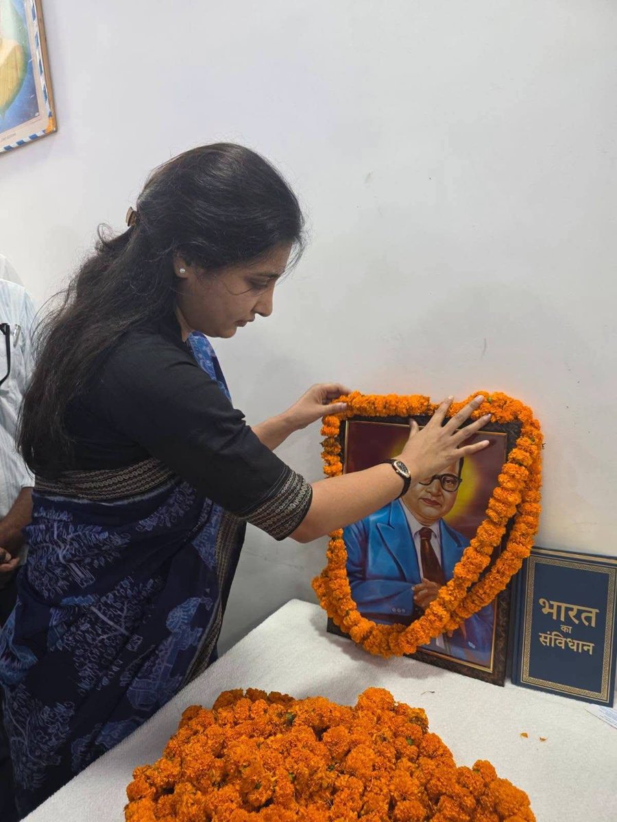 sonker_ragini's tweet photo. नदियांव स्थित विधायक कार्यालय पर आज मछलीशहर विधानसभा समाजवादी पार्टी कार्यकर्ताओं और पदाधिकारिय���ं के साथ संविधान मान स्तंभ दिवस और आरक्षण दिवस के अवसर पर आयोजित कार्यक्रम में सभी ने सामुहिक रूप से संवैधानिक अधिकारों को बचाने की शपथ ली और न्याय, स्वतंत्रता, समानता और बंधुता को अपने जीवन में अपनाने का संकल्प लिया।
#संविधान_मान_स्तंभ_दिवस