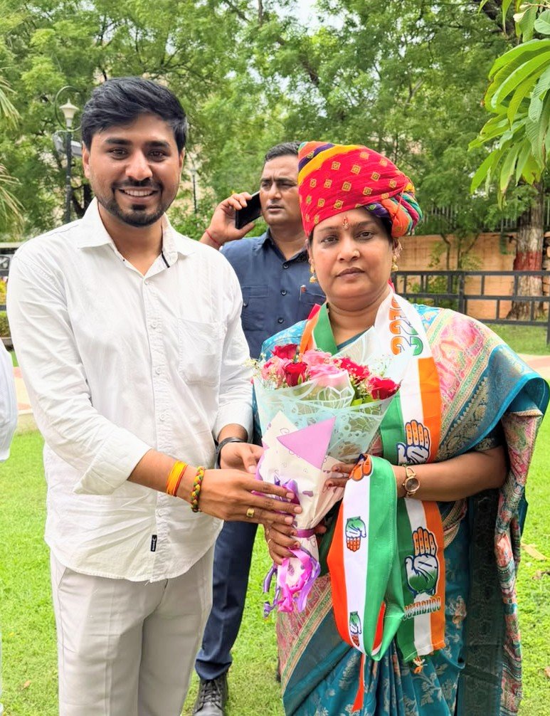 JnvuKadela's tweet photo. भोपालगढ़ विधायक एवं जोधपुर देहात जिला कांग्रेस कमेटी अध्यक्ष श्रीमती गीता बरवड़ जी को जन्मदिन के अवसर पर मिलकर जन्मदिन की हार्दिक बधाई एवं शुभकामनाए दी!

ईश्वर से आपके उत्तम स्वास्थ्य, सुदीर्घ एवं खुशहाल जीवन की मंगलकामना करते हैं।
@GeetaBarwar https://t.co/1o7UsL0HdJ