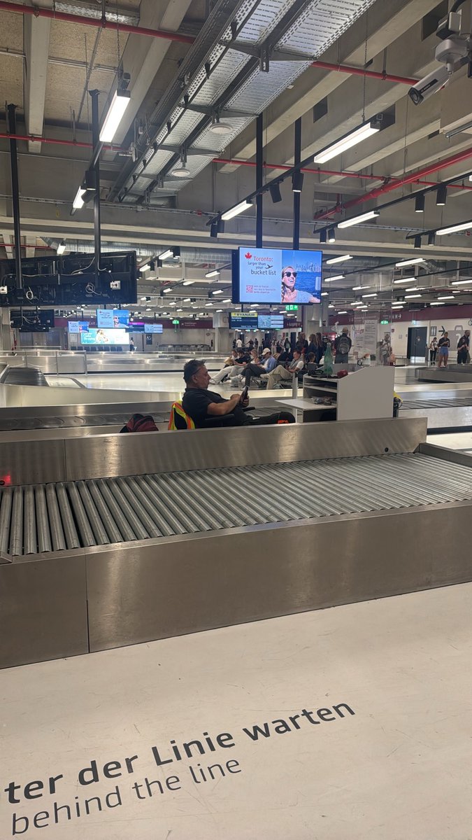 Felixmanuelroth's tweet photo. #BERflughafen #BER #BERairport wenn man eine Frage zu Kindern / Kinderwagen hat aber die Mitarbeiter beschäftigt sind https://t.co/PqtQVXhVCy