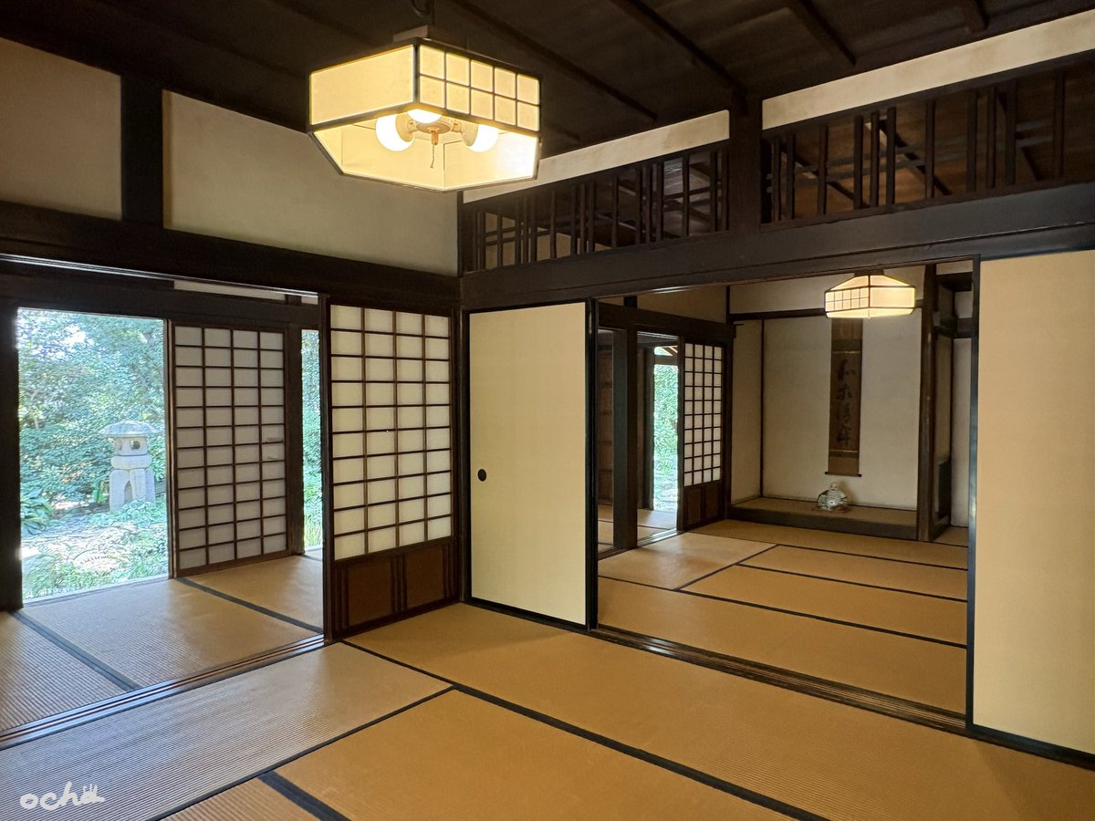sekaikanotaku's tweet photo. 特別なお客さまをお通しする部屋側の廊下に畳が敷かれていたんだけど、この向きに揃えてあるのは急な襲撃の際に畳を上げて防ぐためだったらしく。……そんなの、どんなお方をお迎えする想定だったのか、妄想が始まってしまうじゃないか……
#一之江名主屋敷 https://t.co/X7qHrrLZz1