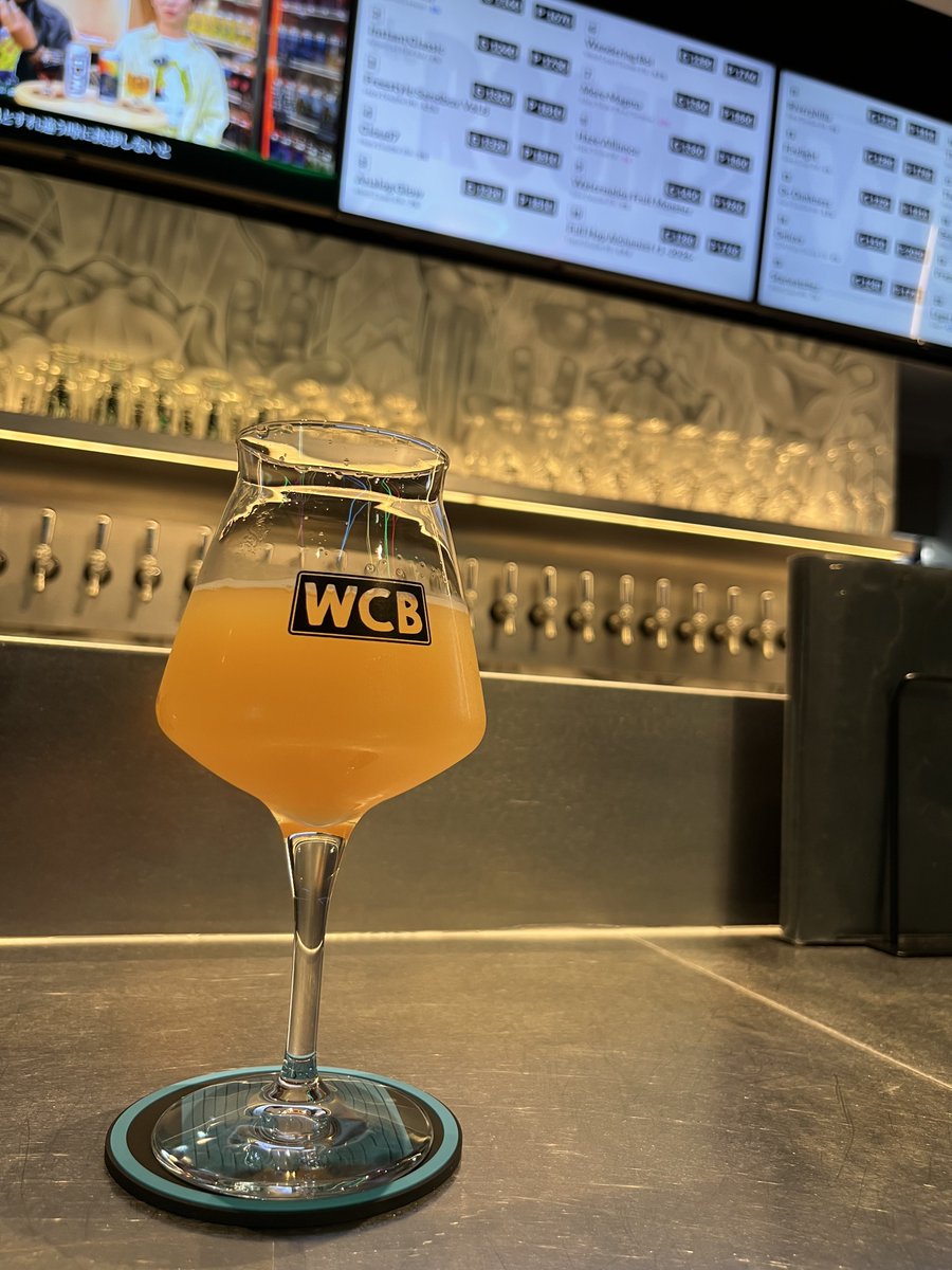 sageoyabun's tweet photo. HAZY TRIPLE IPA
HAZE ALLIANCE
おっ！と思わせる香り(*⁰▿⁰*)
草感系だけど優しい口当たり、ホップ→渋酸味→エステル香→確かに瓜っぽい草感→苦味→渋味と口内での転化が！ヽ(´▽｀)/
枝感抑えめながら実は舌奥両側への刺激を怠らないのに余韻は舌先と口蓋上部へ。優しいのにしっかりユニーク！ https://t.co/hlGePPFPDd