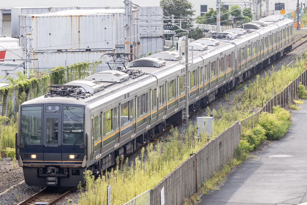 207kei's tweet photo. 2026/7/25
207系S24+S49編成
207系X1編成の検査による和田岬線代走

久しぶりに和田岬代走を撮影しました。
連結側も種別幕がフルカラーLEDになっています。

神戸市兵庫区(御所通2付近)にて撮影 https://t.co/HcxLCVgC3B