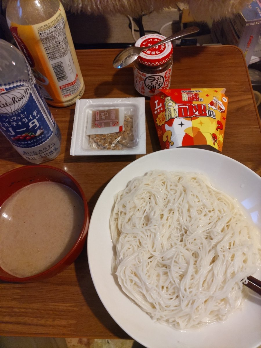 Timohanebito's tweet photo. 今晩の夕食っす。

そうめんにしようと思って準備してたらガスコンロのガスが切れてしまい急遽、
近くのローソンでガスコンロ用のガスと切らしてた事にさっき気が付いたそうめんに大分前から気になってたからあげクンの謎味もついでに………(^^;;; https://t.co/JLeowjma7I