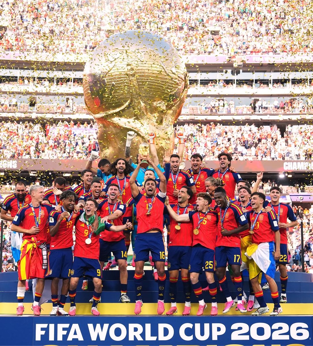iNa9eir's tweet photo. الارجنتين يوم اخذو كاس العالم صارت ضجه كبيره و إلى الان يتكلمون فيه

عكس اسبانيا اسبوع والناس نسوهم.. https://t.co/vR1f4nctSC