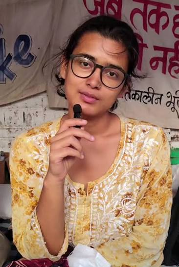 KamitSolanki's tweet photo. વિદ્યાર્થી આંદોલનની જીતના 5 'હીરો'

IITian, જર્નાલિસ્ટ, JNU સ્કોલર અને બોસ્ટન ગ્રેજ્યુએટ; જેમણે સરકારની ઊંઘ ઉડાવી

1. અભિજીત દિપકે: CJPની શરૂઆત કરવાનો શ્રેય અભિજીત દિપકેને જાય છે. તેણે મે 2026માં સોશિયલ મીડિયા પર કોકરોચ જનતા પાર્ટીની શરૂઆત કરી હતી. શરૂઆતમાં તેનો હેતુ યુવાનો સાથે જોડાયેલા મુદ્દાઓને મીમ્સ દ્વારા વ્યંગાત્મક અંદાજમાં ઉઠાવવાનો હતો, પરંતુ ધીમે ધીમે તે વિદ્યાર્થીઓનો અવાજ બની ગયો. અભિજીતે પુણેથી જર્નાલિઝમની ડિગ્રી મેળવી અને પછી અમેરિકાની બોસ્ટન યુનિવર્સિટીમાંથી પબ્લિક રિલેશન્સ (PR)માં માસ્ટર્સ કર્યું. ડિજિટલ કેમ્પેઈન અને પોલિટિકલ કોમ્યુનિકેશનનો અનુભવ ધરાવતો દિપકે વિદેશથી ભારત પાછો ફર્યો અને જંતર-મંતર પર CJPના પહેલા મોટા પ્રદર્શનનું નેતૃત્વ કર્યું. 

2.સૌરવ દાસ : CJP પ્રવક્તા સૌરવ દાસ એક ઇન્વેસ્ટિગેટિવ જર્નાલિસ્ટ છે અને જર્નાલિઝમ અને માસ કોમ્યુનિકેશનનો અભ્યાસ કરી ચૂક્યો છે. તેણે ઘણા સામાજિક અને રાજકીય મુદ્દાઓ પર રિપોર્ટિંગ કર્યું છે. 

3. આશુતોષ રાંકા : CJP નાં રાષ્ટ્રીય પ્રવક્તા આશુતોષ રાંકાએ IIT કાનપુરથી અભ્યાસ કર્યો અને પછી લંડન સ્કૂલ ઓફ ઇકોનોમિક્સમાંથી ઉચ્ચ શિક્ષણ મેળવ્યું. તે પહેલા મેકિન્ઝી એન્ડ કંપનીમાં સલાહકાર પણ રહી ચૂક્યો છે. ભારત પરત ફર્યા પછી તેણે શિક્ષણ, પર્યાવરણ અને યુવાનો સાથે જોડાયેલા ઘણા અભિયાનોમાં સક્રિય ભૂમિકા ભજવી છે.

4. સોનમ વાંગચુક: લદ્દાખના શિક્ષણવિદ અને સામાજિક કાર્યકર સોનમ વાંગચુકના આંદોલન સાથે જોડાણ પછી CJPને રાષ્ટ્રીય સ્તરે મોટી ઓળખ મળી હતી. તેમણે વિદ્યાર્થીઓની માંગણીઓના સમર્થનમાં અનિશ્ચિતકાળની ભૂખ હડતાળ શરૂ કરી હતી, જે પછી દેશભરમાંથી લોકોનું સમર્થન મળવા લાગ્યું. સતત 26 દિવસ સુધી ચાલેલી હડતાળ દરમિયાન ઘણા રાજકીય પક્ષોના નેતાઓ, સામાજિક કાર્યકરો અને સામાન્ય નાગરિકો પણ તેમના સમર્થનમાં પહોંચ્યા. 

5. નેહા બોરા: આ આંદોલનમાં જવાહરલાલ નેહરુ યુનિવર્સિટી (JNU)ની PhD રિસર્ચની વિદ્યાર્થિની નેહા બોરા પણ મુખ્ય ચહેરાઓમાં સામેલ રહી. તેણે પ્રદર્શન દરમિયાન સતત વિદ્યાર્થીઓનો અવાજ ઉઠાવ્યો અને આંદોલન સાથે જોડાયેલી માહિતી લોકો સુધી પહોંચાડી. તેની સાથે ઓલ ઇન્ડિયા સ્ટુડન્ટ્સ એસોસિએશન (AISA)ના અન્ય વિદ્યાર્થી નેતાઓ પણ ભૂખ હડતાળમાં જોડાયા હતા.