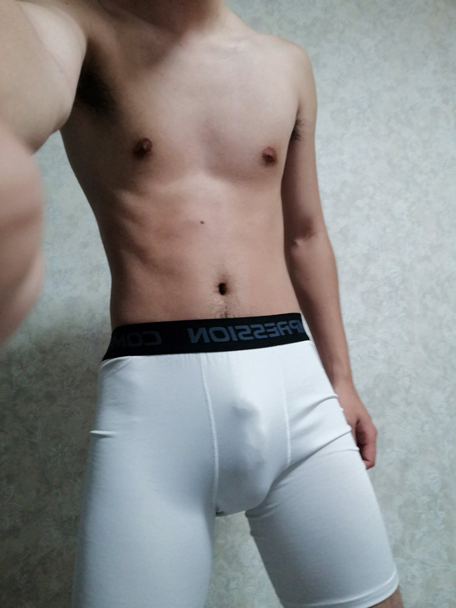 2i0AA's tweet photo. 宝宝，白色高弹喜欢吗？
#男大 #体育生 #高弹 #白袜 #直男 https://t.co/fQ1kQJSTup