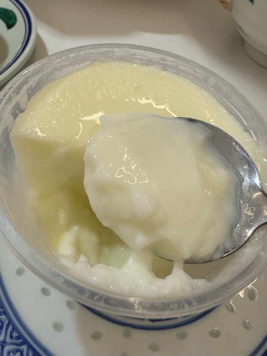 MerlynFrings's tweet photo. 藏在老巷里的宝藏糖水铺！双皮奶滑到抿嘴化，红豆熬得沙糯，刚出锅的糖心松糕还带着焦香，人均10块吃撑，下班绕路都值得！ https://t.co/gVRroNM2Ir