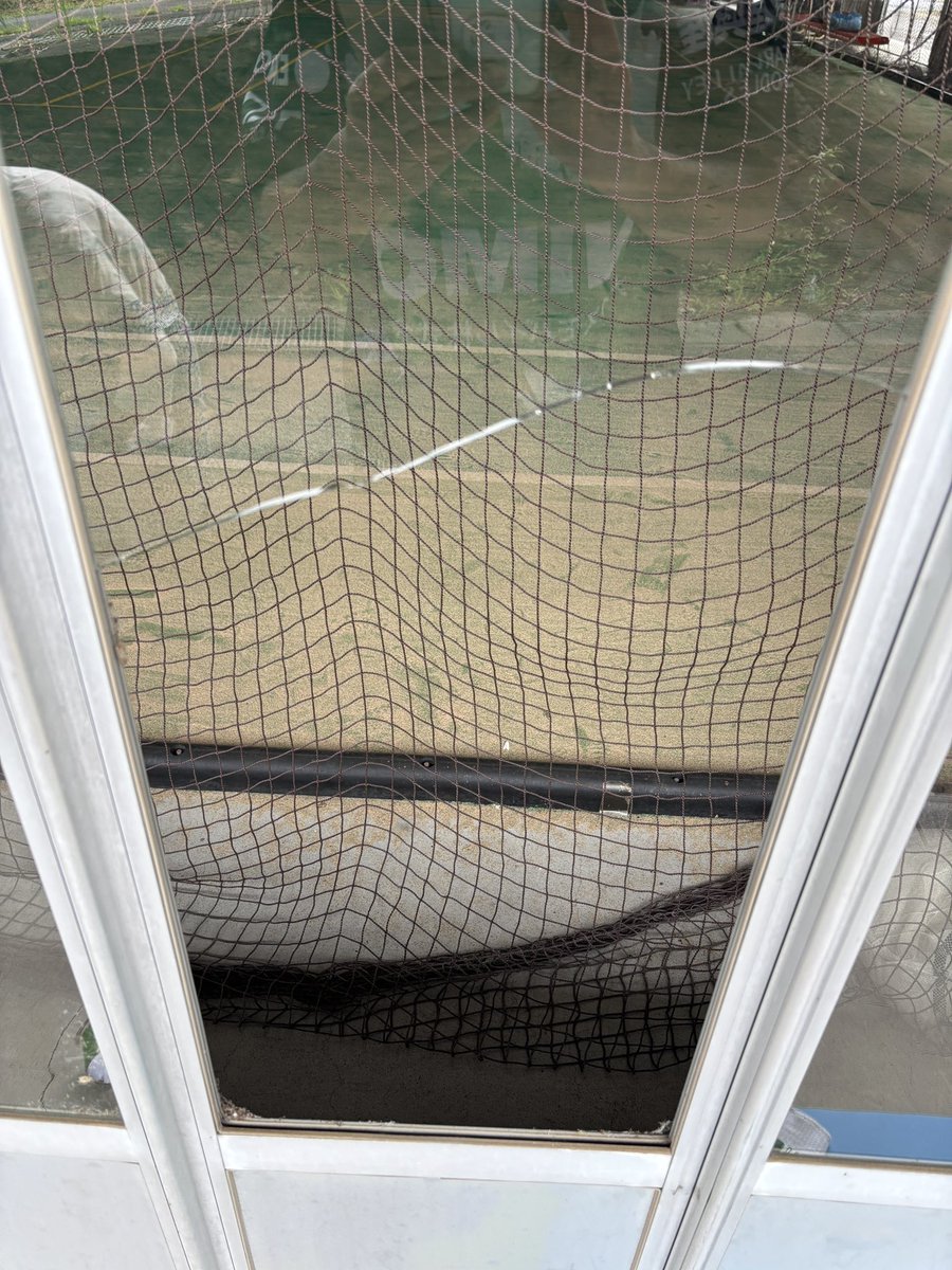bfcmiyasa's tweet photo. ある日の練習風景
某選手の技術力向上に2時間半の特訓！
練習中に超強烈なシュートを打つも枠を外しガラスが大破しました(・・;)
ガラスが割れるは初めてらしい
#ブラインドサッカー
#松本山雅BFC https://t.co/zQZaeOTOO0