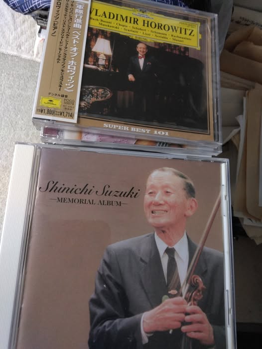 CD94698818's tweet photo. ヴァイオリン教育者の鈴木鎮一(1898～1998)とウラディミール・ホロヴィッツ(1903～1989)のCDがタテ並び。
ほぼ同じ時代を生きた2人の音楽家。たぶんに接点は無かったであろう。
ホロヴィッツ、ヴァイオリンでいうならばヤッシャ・ハイフェッツ(1901～1987)級の天才は『天賦の才能』そのものであろう。 https://t.co/FwVfFm1W5U
