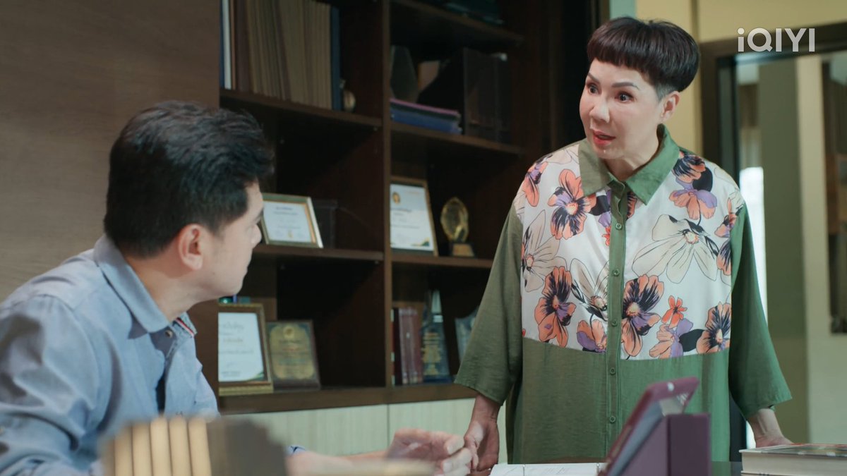 MilinCorner's tweet photo. THE FIRE HIDDEN JEALOUSY  
#โซ่รักอัคนีตอนที่3 

[ RECAP ] 

“ยัยเด็กนั่นเป็นคนนอก จะให้ไปรู้จักกับญาติทำไม” 
“ทำอย่างกับว่ากะเพราเป็นลูกคุณอีกคน” 
“อย่ามีเรื่องอะไรที่ทำให้ไฟต้องเสียใจ”  

ซีนนี้ทำให้รู้สึก respect ในตัวป้าณีนะ เพราะทุกสิ่งที่เขาคิดและทุกคำที่เขาพูด ล้วนเกิดจากความรักที่มีต่อไฟ กลัวว่าไฟจะไม่ได้รับในสิ่งที่ควรได้รับ แม้วิธีท��่เขาแสดงออกจะไม่ถูกต้อง แต่มันก็มาจากความรักที่มีต่อหล��น  

ถ้ามองในมุมของป้าณีที่ไม่ได้รู้ที่มาที่ไปของกะเพรา การที่เขาจะคิดแบบนี้ก็ไม่ใช่เรื่องแปลก เพราะคุณอัคไม่เคยอธิบายอะไรให้เขาฟังเลย สิ่งเดียวที่เขารู้คือเด็กคนนี้เข้ามาและกำลังแย่งความรักที่น้องลูกไฟควรได้รับ อีกทั้งคุณอัคยังแสดงออกอย่างชัดเจนว่ากะเพราเป็นสำคัญ ไม่แปลกที่เขาจะไม่สบายใจ  

และความคิดเหล่านั้นก็ส่งผลต่อไฟโดยตรง เพราะไฟเติบโตมากับการได้รับข้อมูลมาตั้งแต่เด็กว่า กะเพราคือคนที่จะเข้ามาแย่งความรักจากพ่อ ประกอบกับการที่พ่อเองก็ไม่ได้ทำให้ไฟรู้สึกว่าได้รับความรักและความใส่ใจอย่างที่ควรจะเป็น จึงไม่แปลกเลยที่ไฟจะแสดงออกกับกะเพราในแบบนั้น

ต้นเหตุของเรื่องทั้งหมดคงจะเป็นความผิดพลาดของผู้ใหญ่ที่ไม่สื่อสารกัน ไม่อธิบายกันให้เข้าใจ สุดท้ายความไม่เข้าใจนั้นกลายเป็นความเกลียดชัง และ���กไปอยู่ที่เด็กที่ไม่ได้รู้อิโหน่อิเหน่อะไร