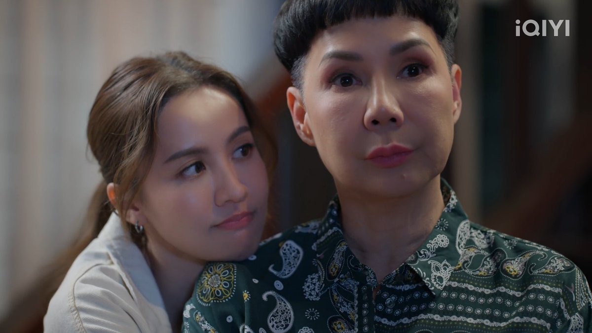 MilinCorner's tweet photo. THE FIRE HIDDEN JEALOUSY  
#โซ่รักอัคนีตอนที่3 

[ RECAP ] 

“ยัยเด็กนั่นเป็นคนนอก จะให้ไปรู้จักกับญาติทำไม” 
“ทำอย่างกับว่ากะเพราเป็นลูกคุณอีกคน” 
“อย่ามีเรื่องอะไรที่ทำให้ไฟต้องเสียใจ”  

ซีนนี้ทำให้รู้สึก respect ในตัวป้าณีนะ เพราะทุกสิ่งที่เขาคิดและทุกคำที่เขาพูด ล้วนเกิดจากความรักที่มีต่อไฟ กลัวว่าไฟจะไม่ได้รับในสิ่งที่ควรได้รับ แม้วิธีท��่เขาแสดงออกจะไม่ถูกต้อง แต่มันก็มาจากความรักที่มีต่อหล��น  

ถ้ามองในมุมของป้าณีที่ไม่ได้รู้ที่มาที่ไปของกะเพรา การที่เขาจะคิดแบบนี้ก็ไม่ใช่เรื่องแปลก เพราะคุณอัคไม่เคยอธิบายอะไรให้เขาฟังเลย สิ่งเดียวที่เขารู้คือเด็กคนนี้เข้ามาและกำลังแย่งความรักที่น้องลูกไฟควรได้รับ อีกทั้งคุณอัคยังแสดงออกอย่างชัดเจนว่ากะเพราเป็นสำคัญ ไม่แปลกที่เขาจะไม่สบายใจ  

และความคิดเหล่านั้นก็ส่งผลต่อไฟโดยตรง เพราะไฟเติบโตมากับการได้รับข้อมูลมาตั้งแต่เด็กว่า กะเพราคือคนที่จะเข้ามาแย่งความรักจากพ่อ ประกอบกับการที่พ่อเองก็ไม่ได้ทำให้ไฟรู้สึกว่าได้รับความรักและความใส่ใจอย่างที่ควรจะเป็น จึงไม่แปลกเลยที่ไฟจะแสดงออกกับกะเพราในแบบนั้น

ต้นเหตุของเรื่องทั้งหมดคงจะเป็นความผิดพลาดของผู้ใหญ่ที่ไม่สื่อสารกัน ไม่อธิบายกันให้เข้าใจ สุดท้ายความไม่เข้าใจนั้นกลายเป็นความเกลียดชัง และ���กไปอยู่ที่เด็กที่ไม่ได้รู้อิโหน่อิเหน่อะไร