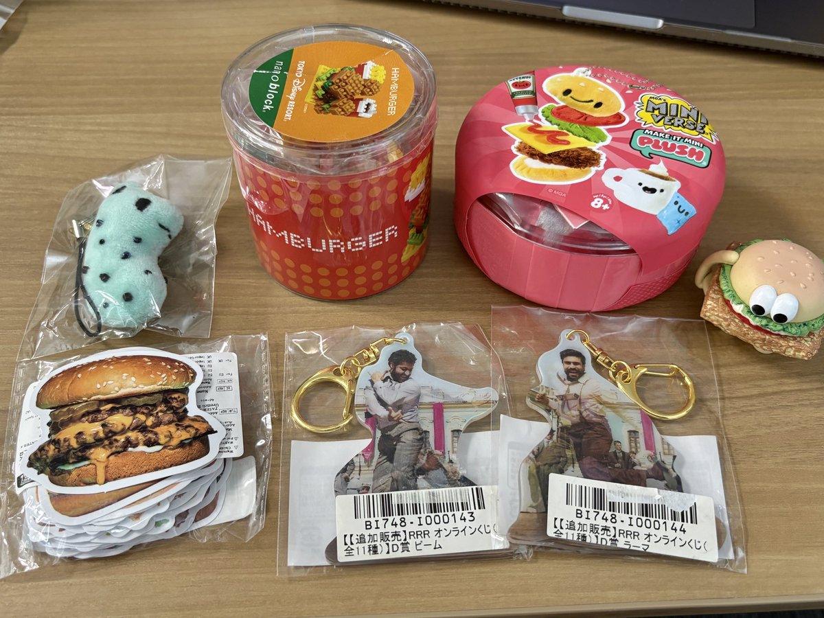 verysoftburger's tweet photo. Fketなどで𝑮𝒆𝒕したもの&amp;頂き物🎁
けんじんとakyoの立体が買えてとっても嬉しい
ハンバーガーがたくさん……素敵アニマルも全部大好きですごい！ありがとうございます！ https://t.co/ZcpeE9v4f7
