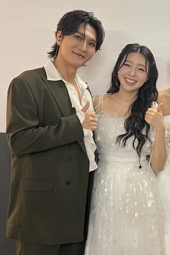 ooneunn's tweet photo. 은태 선배 옆에서 꽃처럼 웃는 봄솔 후배....너무 좋음 https://t.co/sJdNKuVF7r