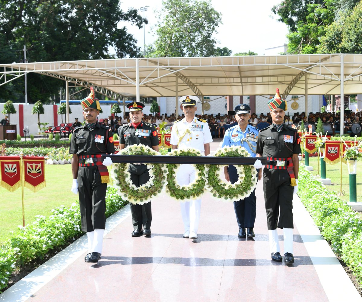 easterncomd's tweet photo. On the solemn occasion of #KargilVijayDiwas2026, Lt Gen VMB Krishnan, #ArmyCdrEC, along with all ranks and veterans of the Tri-Services, paid heartfelt tributes to the #Bravehearts at #VijaySmarak, #VijayDurg, #Kolkata. The wreath-laying ceremony honoured the indomitable courage, unwavering resolve and supreme sacrifice of the heroes who laid down their lives during the #KargilWar, inspiring generations with their selfless service to the Nation.

#KargilVijayDiwas2026 के अवसर पर लेफ्टिनेंट जनरल वीएमबी कृष्णन, #ArmyCdrEC ने तीनों सेनाओं के सभी रैंकों एवं पूर्व सैनिकों के साथ #कोलकाता स्थित #विजय_स्मारक, #विजय_दुर्ग पर वीर शहीदों को श्रद्धांजलि अर्पित की। इस गरिमामय पुष्पचक्र अर्पण समारोह में #KargilWar के वीरों के अदम्य साहस, अटूट संकल्प और सर्वोच्च बलिदान को श्रद्धापूर्वक नमन किया गया। उनका अमूल्य त्याग आज भी प्रत्येक भारतीय को राष्ट्रसेवा के लिए प्रेरित करता है।

@adgpi
@HQ_IDS_India
@SpokespersonMoD
@IAF_MCC
@indiannavy
@official_dgar
@IndiaCoastGuard
@HQ_DG_NCC
@ProDefKolkata
@lokbhavan_wb
@cmowbgov
@NorthernComd_IA
@nccwbskm
@nccner
@DIAV20
@EAC_IAF
@IN_EasternFleet
@IN_HQENC 

Facebook - https://t.co/ZEd9USIhzZ
Instagram - https://t.co/zznCHdWn0d