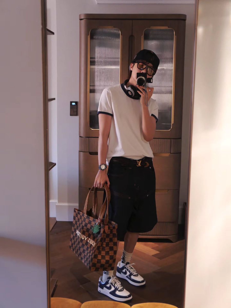 JHPOPBASE's tweet photo. j-hope new Instagram update:📸

" Tour fit " https://t.co/k8H9jYCdyo