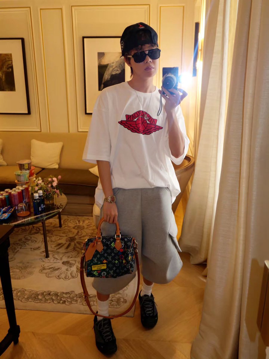JHPOPBASE's tweet photo. j-hope new Instagram update:📸

" Tour fit " https://t.co/k8H9jYCdyo