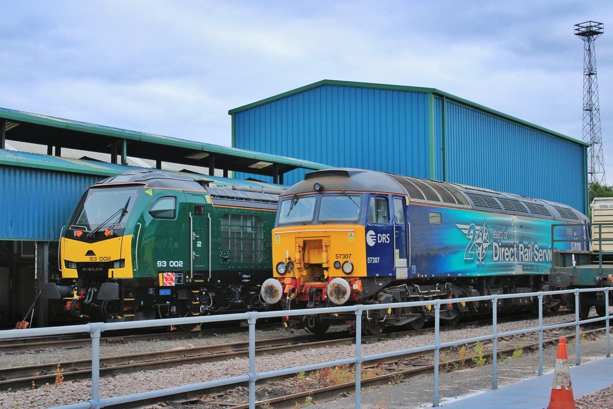WilsonBone's tweet photo. #OutAndAbout yesterday and a totally unplanned road tour of Crewe rail environs, courtesy of @WayDunwoodyTMD starting with Gresty Bridge and a fine selection of power from @DRSgovuk and @RailOpsGroup and a Nuclear flask ... https://t.co/RsI2X9zJzm