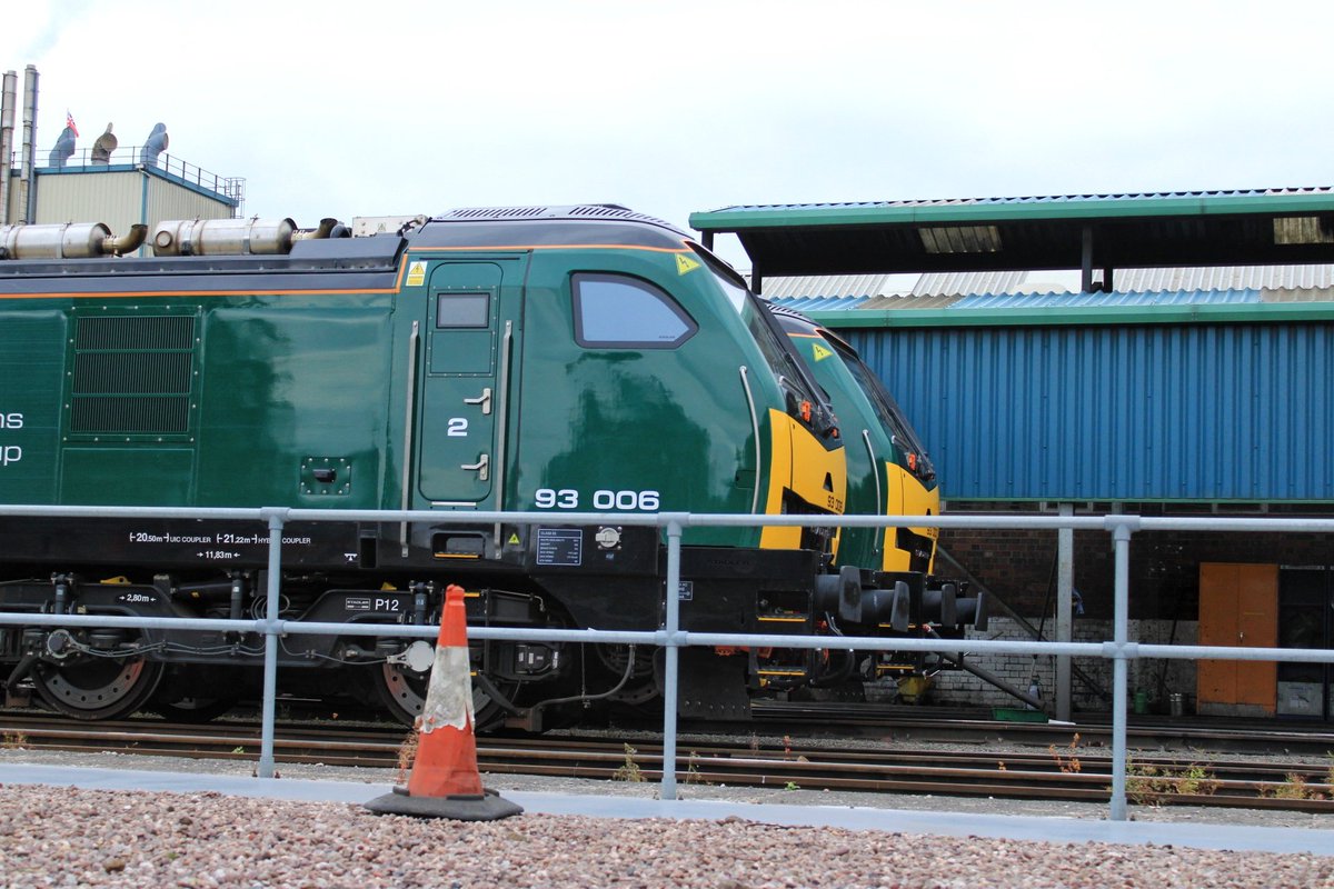 WilsonBone's tweet photo. #OutAndAbout yesterday and a totally unplanned road tour of Crewe rail environs, courtesy of @WayDunwoodyTMD starting with Gresty Bridge and a fine selection of power from @DRSgovuk and @RailOpsGroup and a Nuclear flask ... https://t.co/RsI2X9zJzm