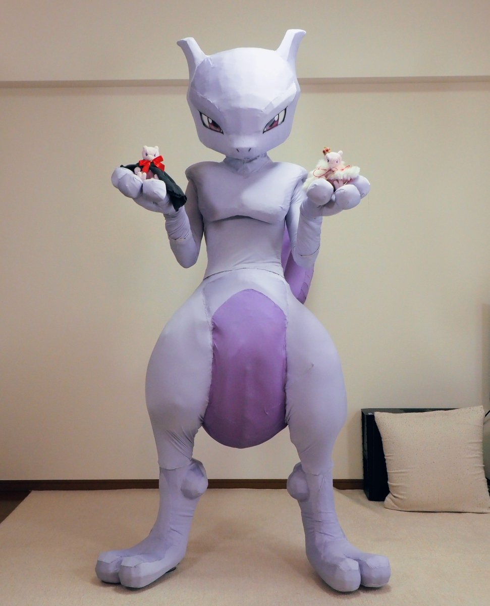 LuuMew2's tweet photo. ポケモンfitのミュウツーはバブちゃんサイズ👶ですが、等身大のミュウツーはこんなに大きいです😾 https://t.co/nHrJ4P8iXJ