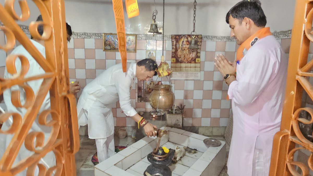 KailashBaytu's tweet photo. संसदीय क्षेत्र की बाड़मेर विधानसभा के ग्राम उतरलाई स्थित श्री नागणेच्ची माताजी मंदिर में दर्शन-पूजन कर माता रानी का आशीर्वाद प्राप्त किया। मां नागणेच्ची से समस्त क्षेत्रवासियों की सुख, समृद्धि और आरोग्य की प्रार्थना की। https://t.co/d9XIKR314c