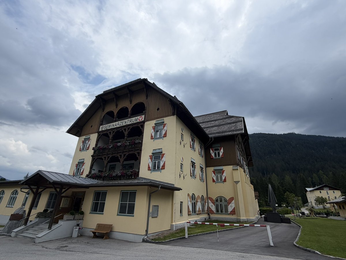 daunger1's tweet photo. Wir #burgenländer sind auf Reisen nie alleine. #bigjohn ist in Osttirol überall präsent in den Gaststätten und Hotels #burgenländerwein
Dahoam wartet mein Lieblingswein da #ottowein vom Weingut EheKrauscher auf mich.
Osttirol Schönste Zeit im Jahr ☀️🏄 #urlaubszeit in #Lienz der ☀️#sonnenstadt☀️ #daunger guad drauf 😎