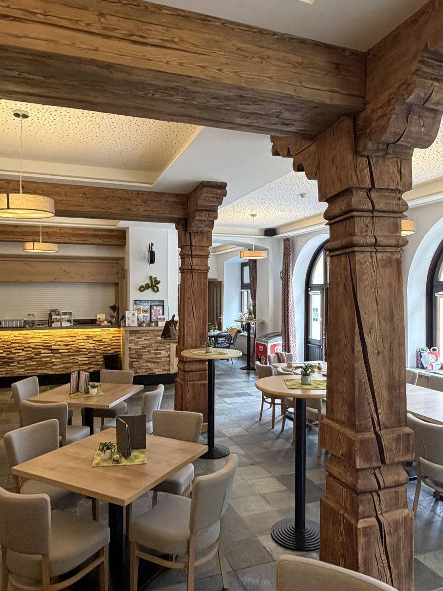 daunger1's tweet photo. Wir #burgenländer sind auf Reisen nie alleine. #bigjohn ist in Osttirol überall präsent in den Gaststätten und Hotels #burgenländerwein
Dahoam wartet mein Lieblingswein da #ottowein vom Weingut EheKrauscher auf mich.
Osttirol Schönste Zeit im Jahr ☀️🏄 #urlaubszeit in #Lienz der ☀️#sonnenstadt☀️ #daunger guad drauf 😎