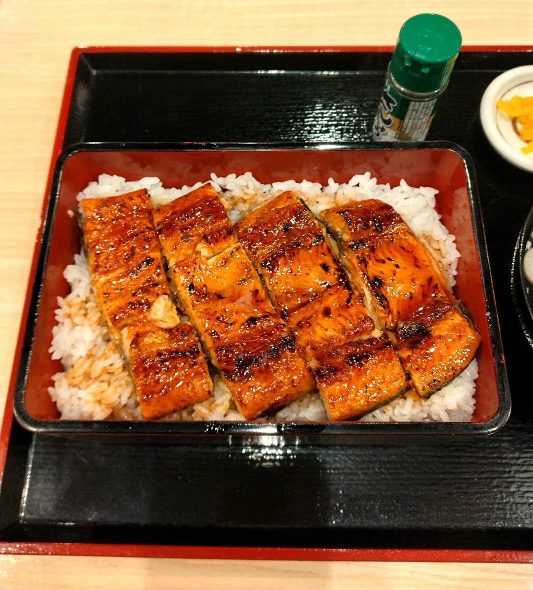syunbeam's tweet photo. 今日は #土用の丑の日
鰻がおいちい＼(^q^)／
本当はオムライスが食べたかったんだけどオムライス屋さんがやってなくて土用の丑の日だしうなぎ食べるかってことでうなぎになりました
うなぎオムライスってのもあるけど、あれって別々で食べた方が美味いよね🥹✨
🍴 町鮨とろたくSFP クリレス 株主優待 https://t.co/cI6k74nwNE